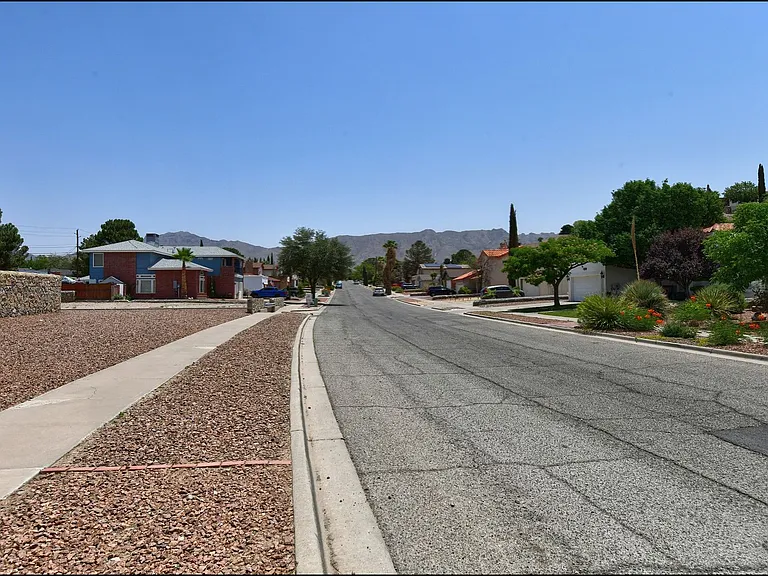 695 Bluff Canyon Cir — Photo 45