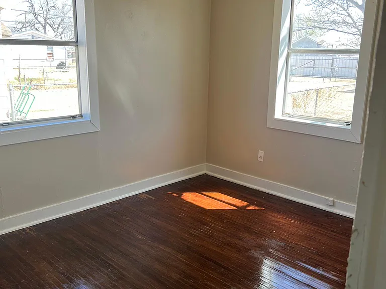 310 NE Alpine Dr — Photo 7