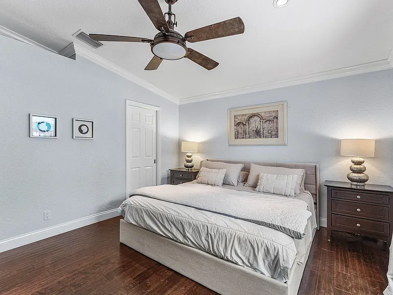 7076 Middlebury Dr — Photo 19