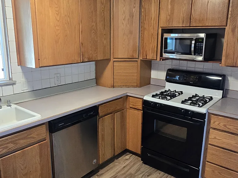 115 Charlotte St NE — Photo 6