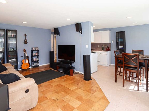 4th image of 50 Jervis Ave #50