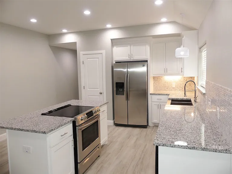 608 E College St #610 — Photo 14