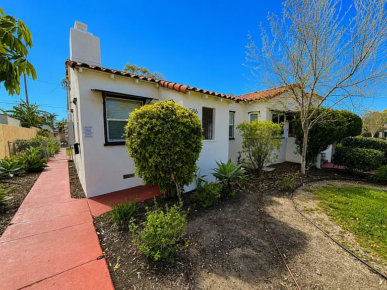 Completely Remodeled Spanish Style Midtown Apartment! Air Conditioning! — Photo 4