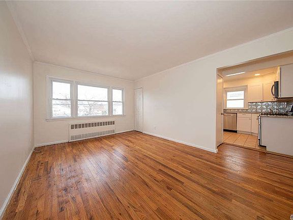 2nd image of 206 Nassau Blvd #2