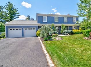 13 Oak Lawn Dr, East Hanover, NJ 07936
