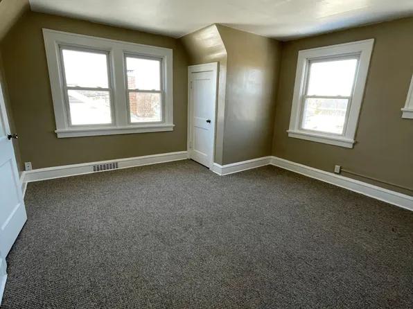 207 27th St NE, Cedar Rapids, IA 52402