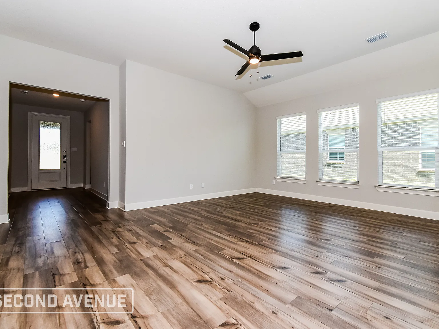 4 bed, 2.0 bath, 1801 sqft, $2,075 — Photo 3