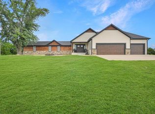 1217 S Desoto Rd, Lansing, KS 66043