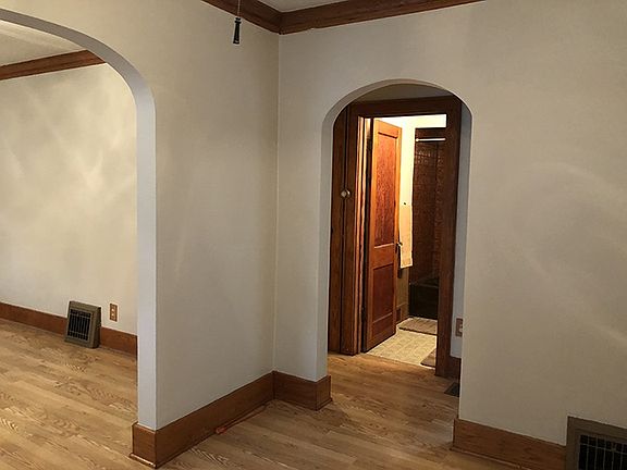4th image of 1109 E McClure Ave