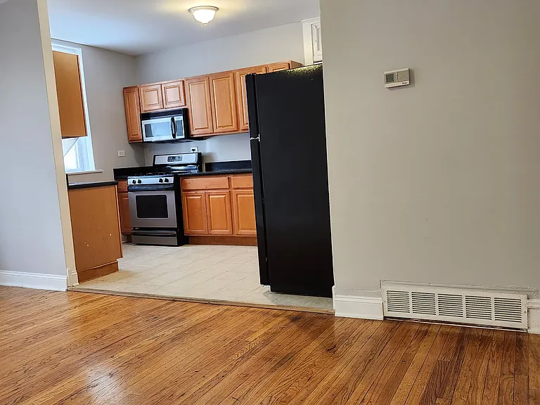 3015 W Armitage Ave — Photo 8