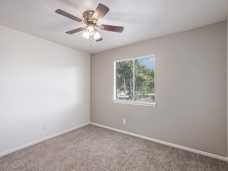 Blue Springs Apartments — Photo 17