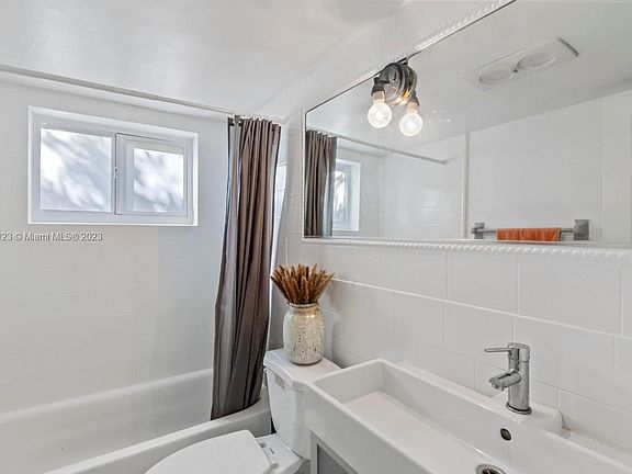 5th image of 915 Jefferson Ave APT 2D