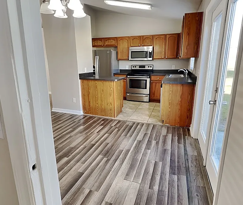 3 bed, 2.0 bath, 1357 sqft, $1,750 — Photo 4