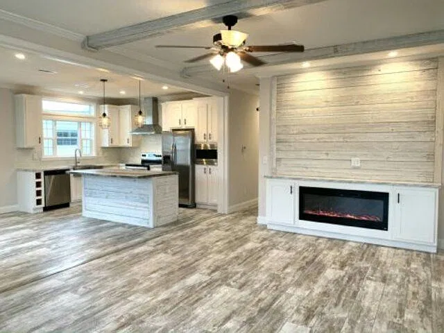 3 bed, 2.0 bath, 1352 sqft, $1,649 — Photo 3