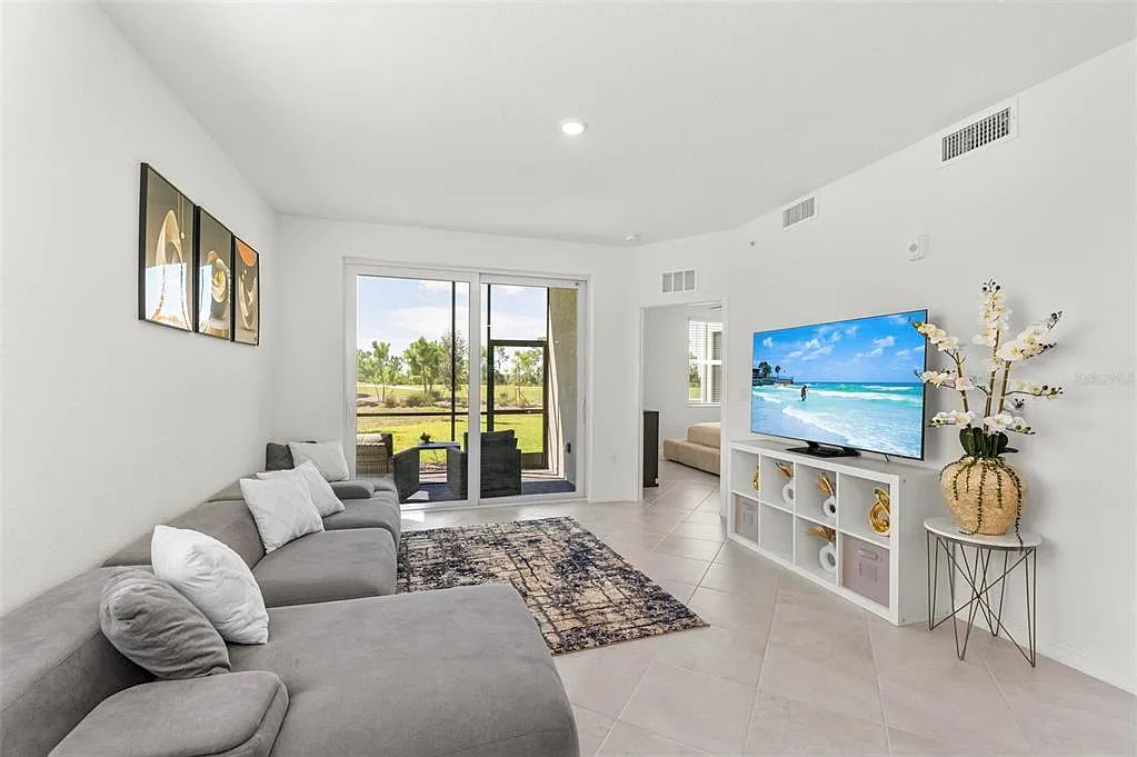 3 bed, 2.0 bath, 1301 sqft, $5,500 — Photo 4