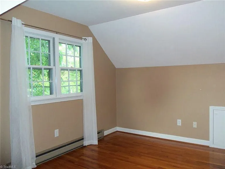 4224 Robinhood Rd — Photo 3