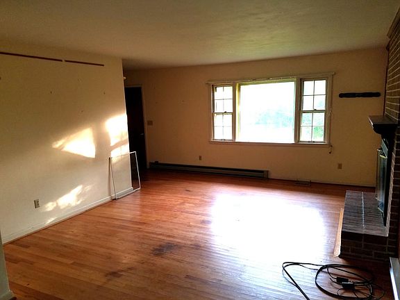 5th image of 806 Dickerson Ln