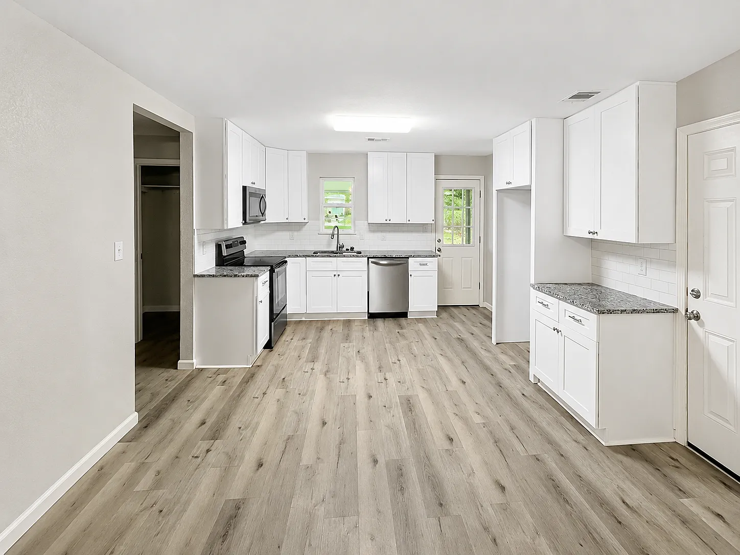 807 W 7th St — Photo 2