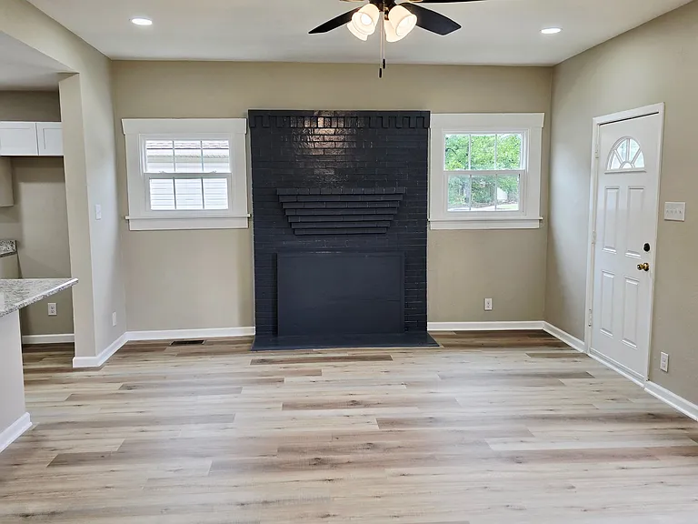 1308 W Walker St — Photo 2