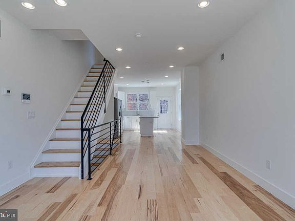 4th image of 2039 E Rush St