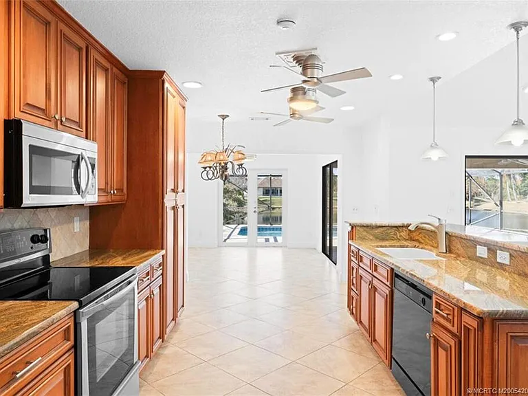 3074 NE Loquat Ln — Photo 5