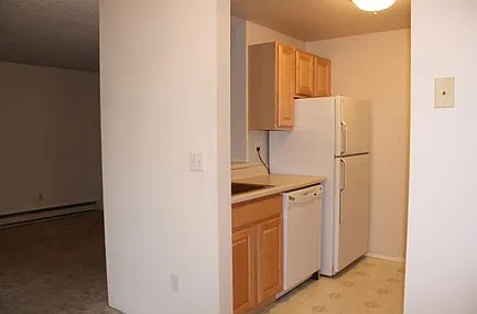 1 Bdrm 1 Bath. Ground Floor Condo Rental. Great Edmonds Location, Swimming Pool! — Photo 4