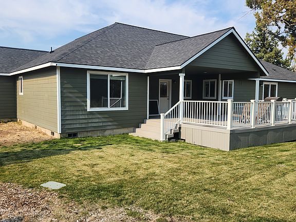 Large back deck with Trex decking.