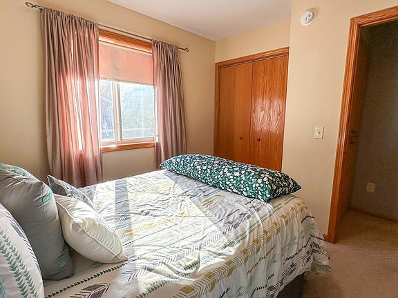 3rd image of 522 Fieldcrest Ct