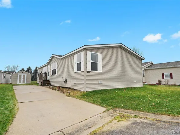 11104 Indianwood Ct, South Lyon, MI 48178