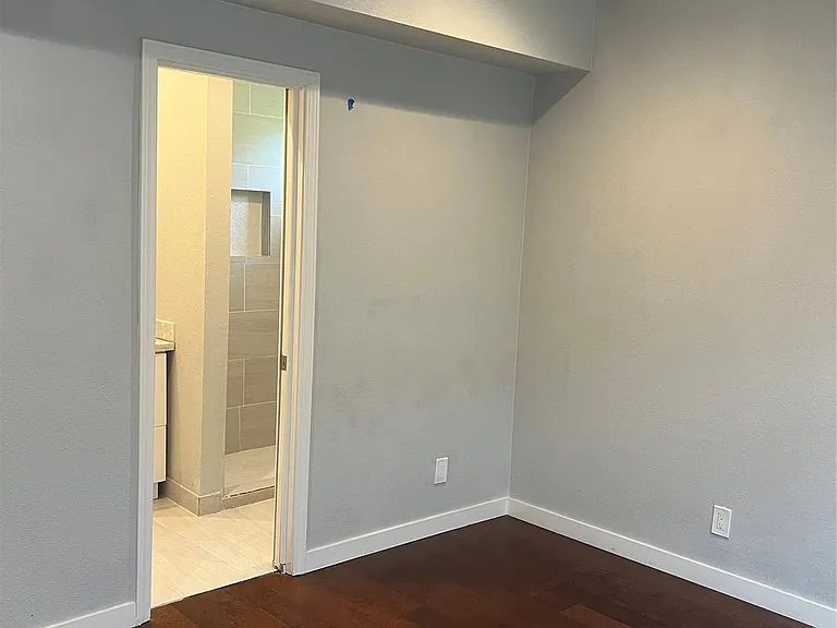 2812 Live Oak St — Photo 3