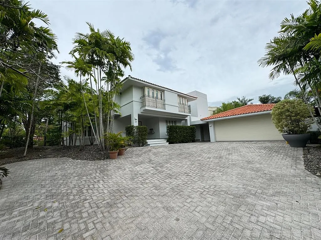5 bed, 7.0 bath, 6000 sqft, $35,000 — Photo 1
