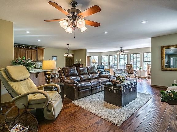4th image of 63 Forfar Dr