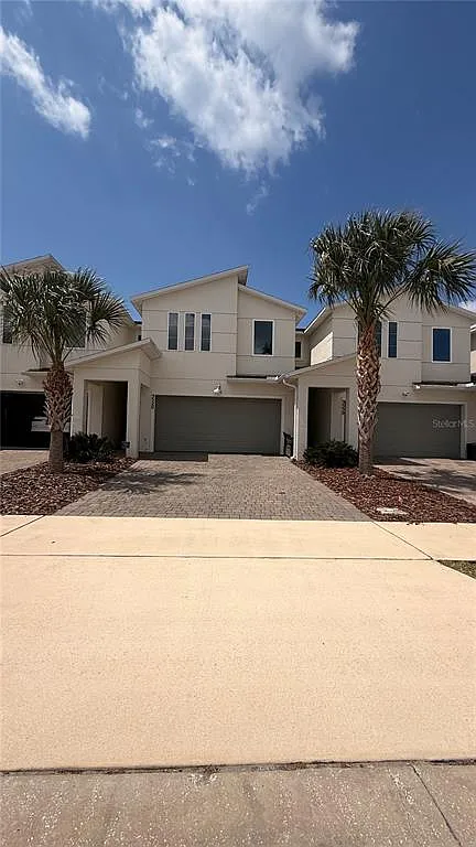 3 bed, 2.5 bath, 2043 sqft, $2,300 — Photo 2