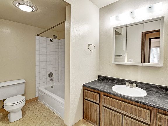 Ladera Villa Apartments - Bathroom