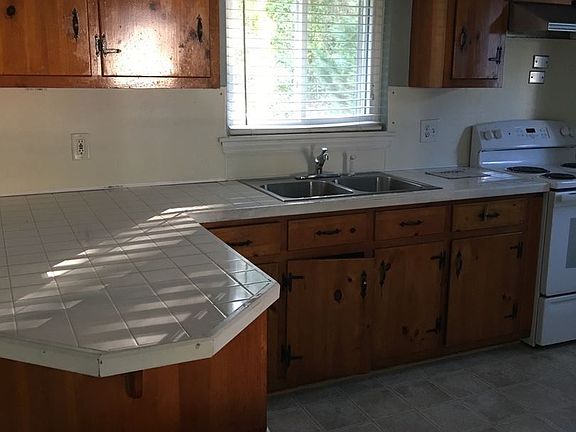 2nd image of 719 W Carver St