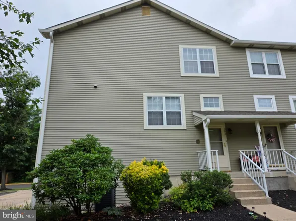 202 Ashby Ct, Mount Laurel, NJ 08054