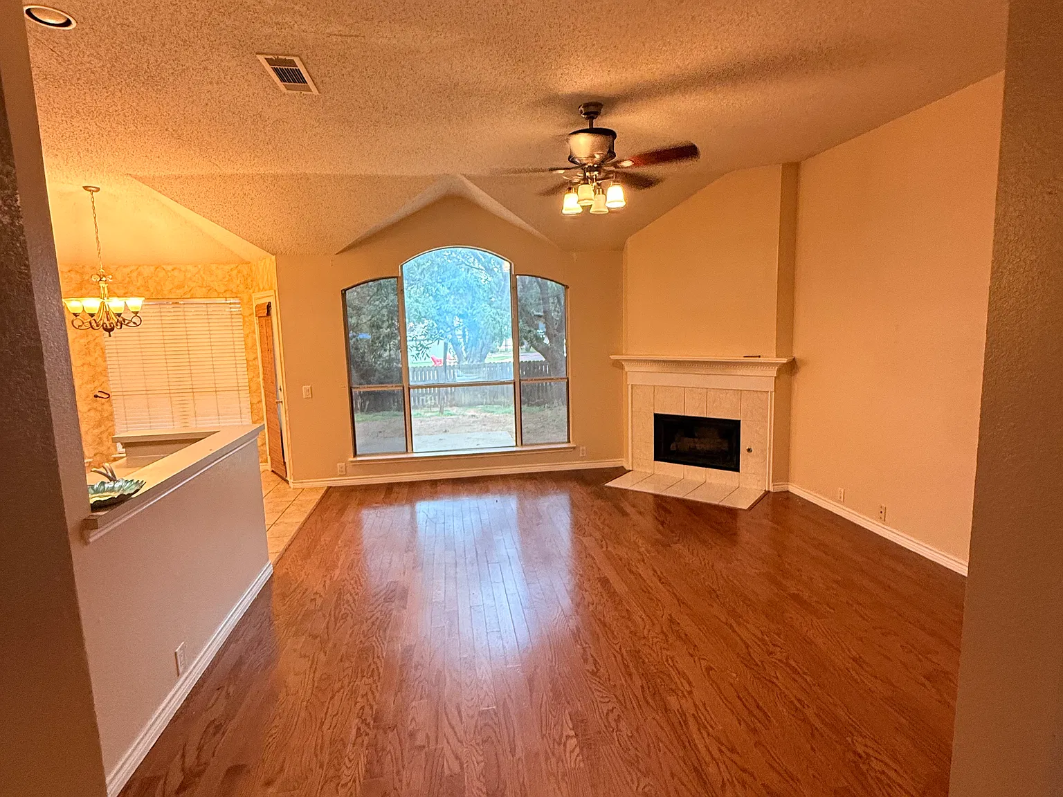 3 bed, 1432 sqft, $2,195 — Photo 3