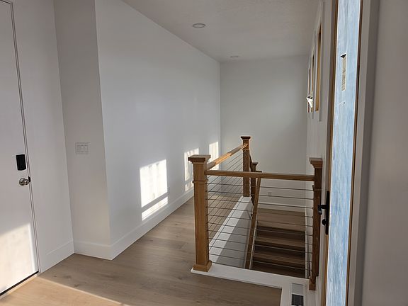 5th image of 607 N Darwin St