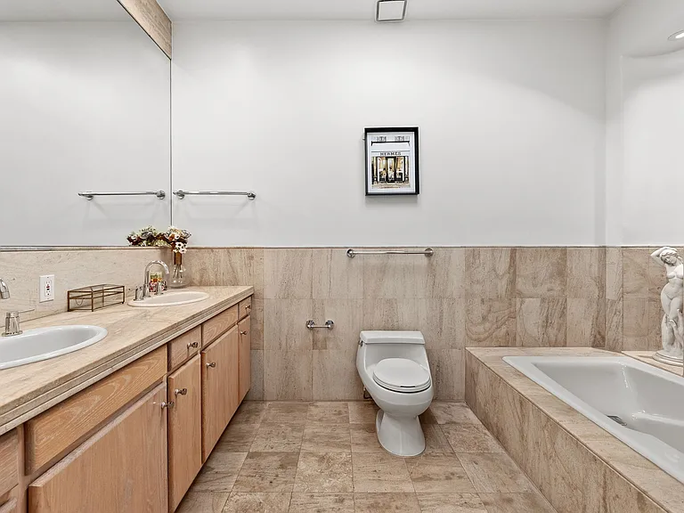 1368 N Doheny Pl — Photo 17
