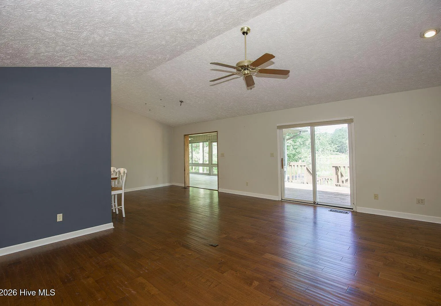 3 bed, 2.0 bath, 2190 sqft, $2,250 — Photo 4