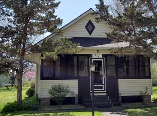 312 N 4th St, Oquawka, IL 61469