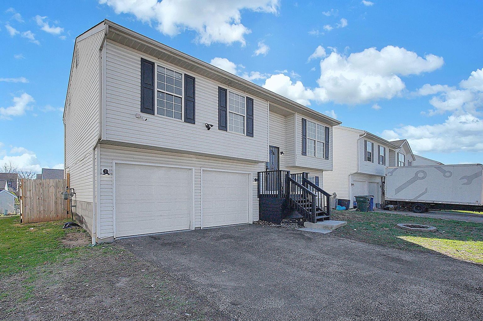 Listing photo 3 for 381 Chatterly Ln