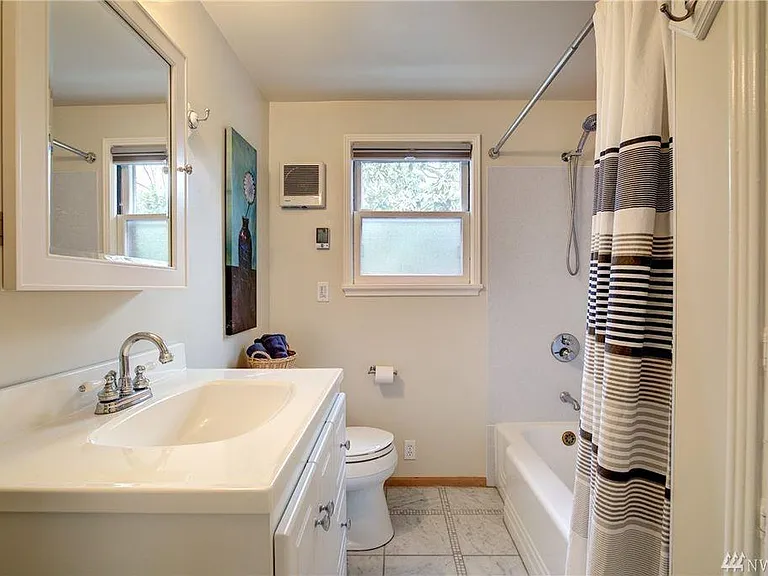 Main floor bathroom (full)