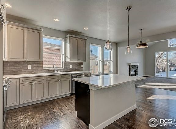 Beautiful Kitchen/Dining Area- Quartz Tops!