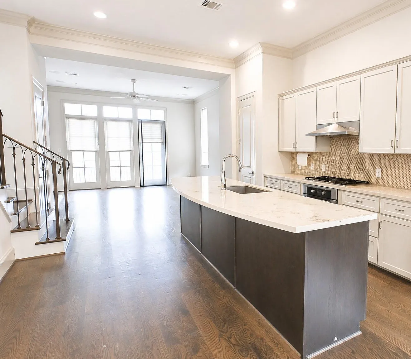 3 bed, 3.5 bath, 2441 sqft, $3,800 — Photo 4