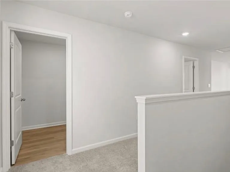 129 King Vlg — Photo 2