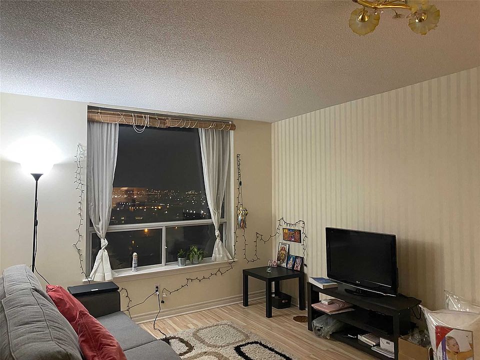 2nd image of 9015 Leslie St Penthouse 12