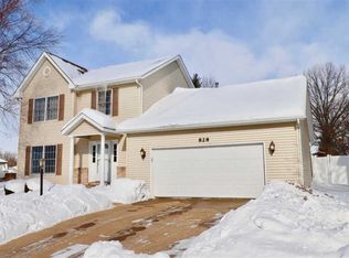 828 N Meadows Ct, Davenport, IA 52806