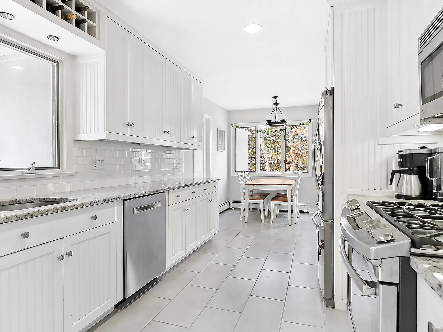 Hamptons Home with spacious yard near Bay Beach — Photo 3