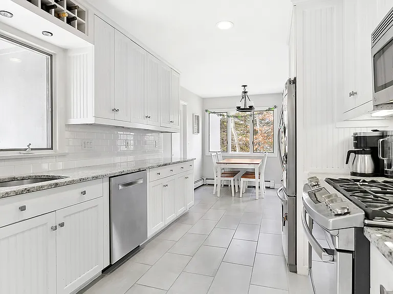 159 Woodbine Dr — Photo 3